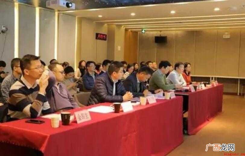 会议主持人开场白怎么说 会议开场白怎么说