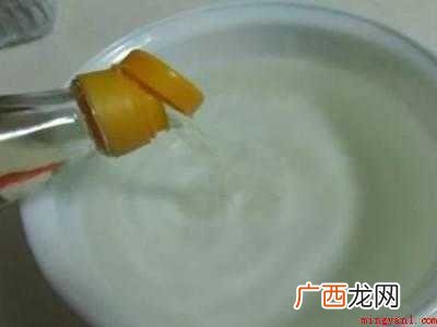 下雨天衣服晾臭了快速解决的方法