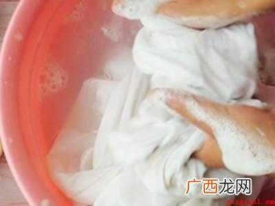 下雨天衣服晾臭了快速解决的方法