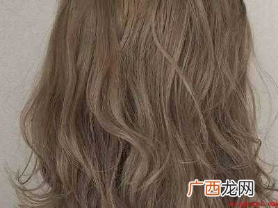 泡泡糖粘在头发上怎么去掉