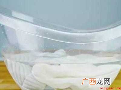 夏天白衣服发黄洗白小窍门
