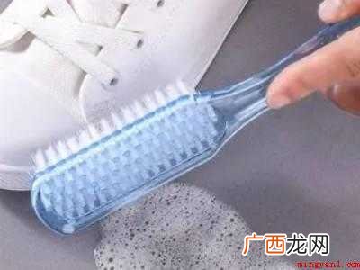 白帆布鞋怎么晾晒不发黄
