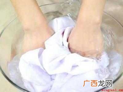 百合花粉弄白色衣服上怎么洗