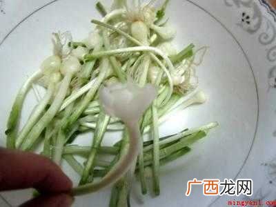 地里挖的小蒜怎么吃共有3步 地里挖的小蒜怎么吃