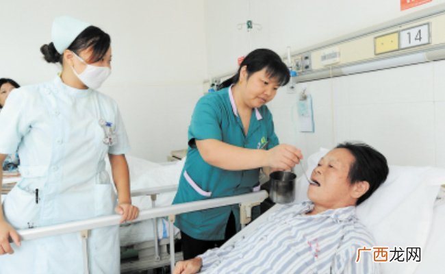 为什么医院不让家属陪护只能请护工？