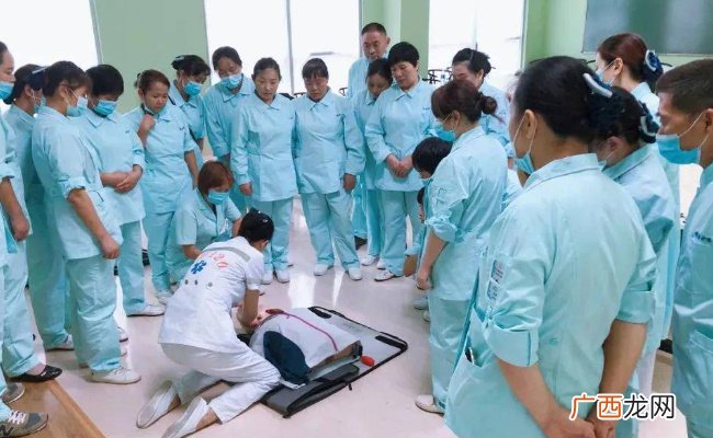 为什么医院不让家属陪护只能请护工？