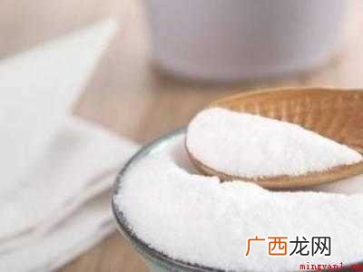 青草汁弄到白鞋上怎么办