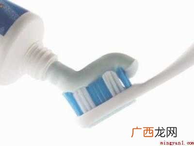 青草汁弄到白鞋上怎么办