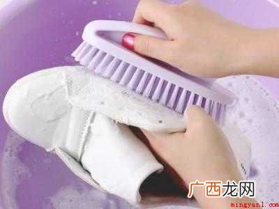 青草汁弄到白鞋上怎么办