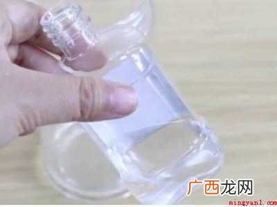 塑料瓶上的粘贴痕迹如何去除