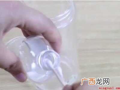 塑料瓶上的粘贴痕迹如何去除