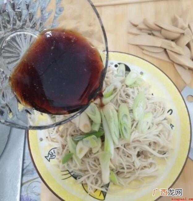 超级简单又好吃的凉拌金针菇做法 家常凉拌金针菇怎么做