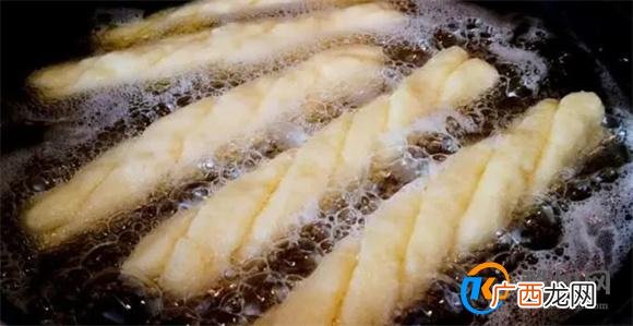 原来糯米还可以这样吃,30多年第一次见,香酥筋道,出锅就抢光