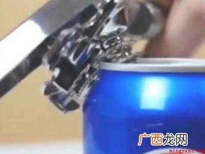 如何完整的取下易拉罐盖