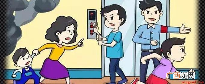 遇到突如其来的地震时,千万不要惊慌失措,应等待救援