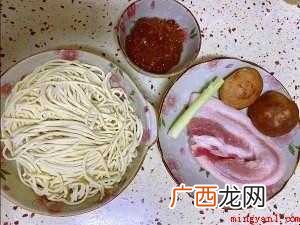 酱是炸酱面的灵魂,自制酱料用料简单,做起来也很方便快捷,最重
