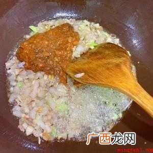 酱是炸酱面的灵魂,自制酱料用料简单,做起来也很方便快捷,最重