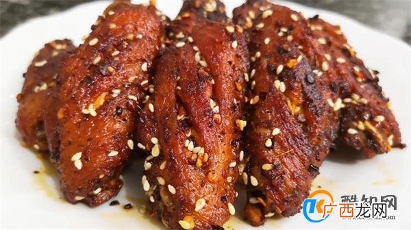 鸡翅别红烧了 试试这样做 外酥里嫩椒香美味 好吃到直吮手指