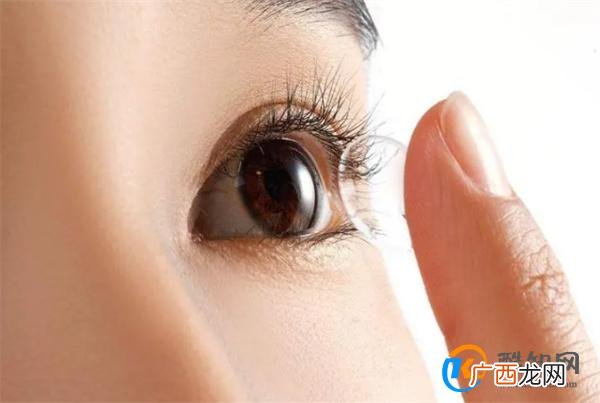 隐形眼镜有根线先别急着扔 其实是隐形眼镜的轴位线_酷知科普