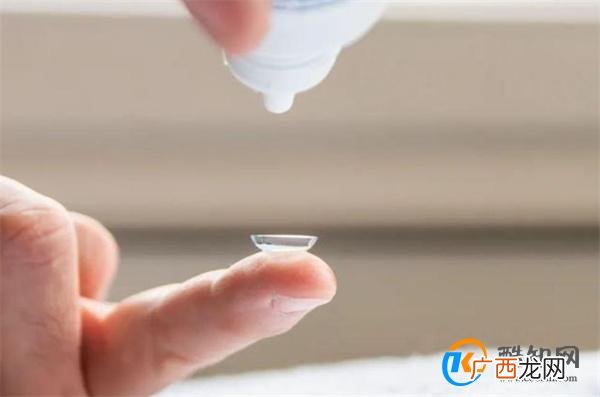隐形眼镜有根线先别急着扔 其实是隐形眼镜的轴位线_酷知科普