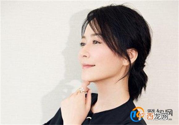 中年女性不一定要长发披肩 试试锁骨发或是短发 轻盈利落又减龄