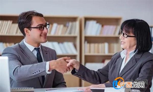 如何快速升职加薪？需要“卷王之姿”与“提携之态”，两条腿走路