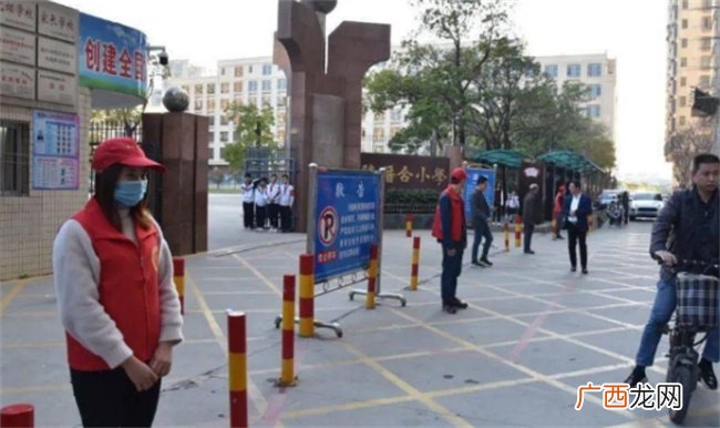 ?郑州一小学强制家长轮流站岗 反映了哪些问题
