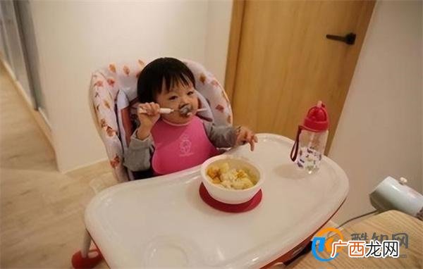 宝宝早晨起床先喝奶还是吃饭 医生：顺序不对 可能伤肠胃