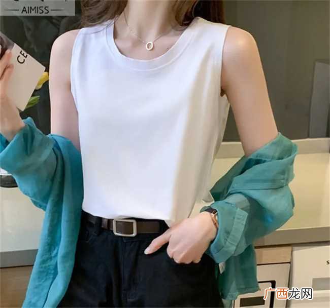 吊带背心外面穿什么衣服炎热的夏季里面穿背心 夏季里面背心吊带外面怎么穿