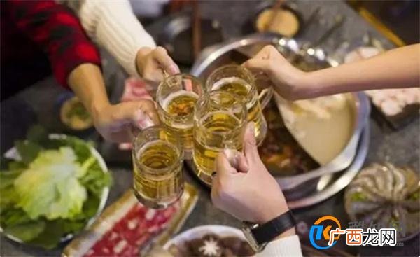 同学聚会，情商越低的人越喜欢干3件事，自以为风光，实际被人嫌_酷知科普