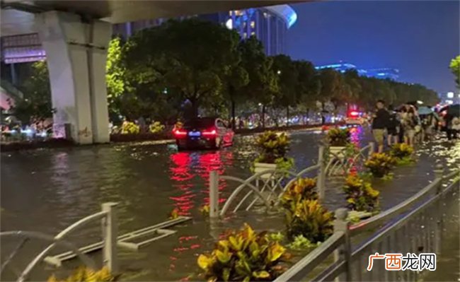 上海暴雨 高架桥成“高架河” 是什么原因造成的呢