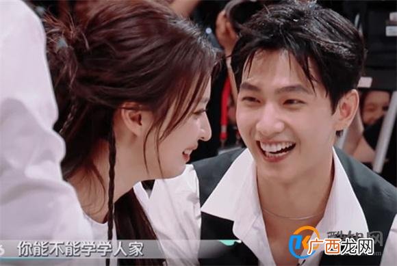 杨洋和王楚然玩游戏时十指紧扣 杨洋王楚然_酷知科普