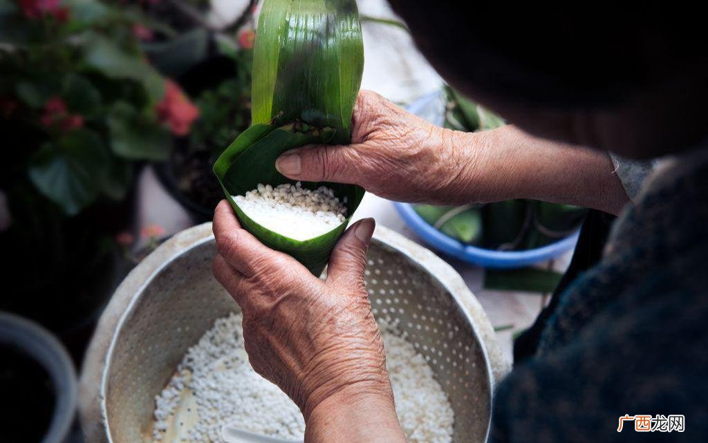 糯米要泡多久时间可以包起来 包粽子的糯米需要泡水吗