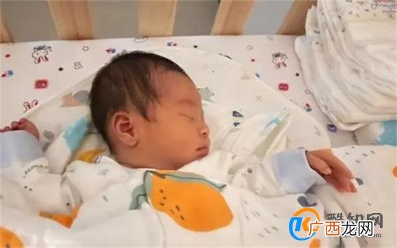 宝宝爱出汗，妈妈不要盲目补钙，容易影响发育