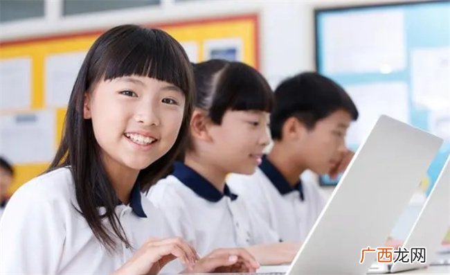 孩子从小学升入初中 面临各种未知挑战 父母要如何帮孩子应对