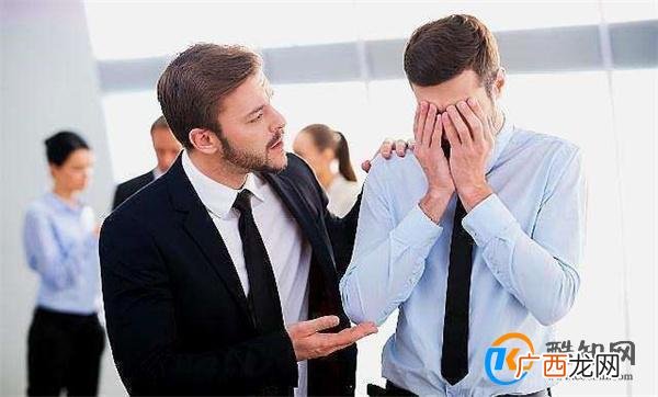 后勤老师傅退休前被转岗当保安拖着单位领导找纪委评理