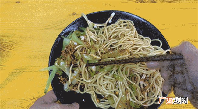 夏天就靠这碗鸡丝凉面续命 拌一拌清爽开胃 吃一个伏天都不腻