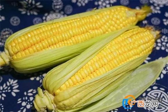 煮玉米,只用清水是外行,切记多放2样,玉米更加软糯,更加香甜