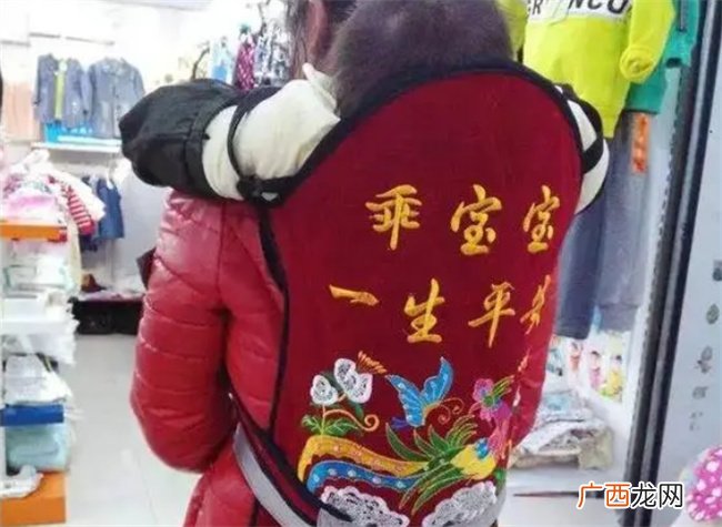 用背带背着的娃VS不用背带的娃 成长会有所不同 前者优势更多