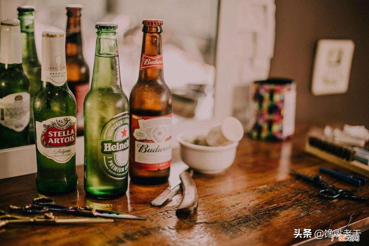 其实没有开瓶器也能开啤酒 火机开啤酒瓶盖技巧