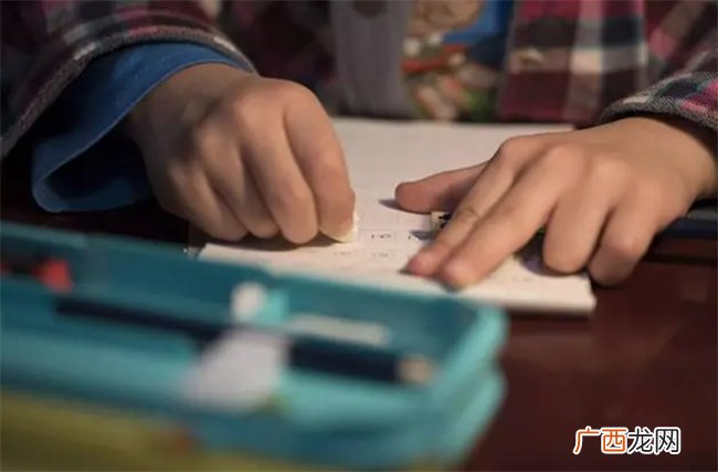 “双减”政策一出 孩子顿时笑花了脸 听到妈妈的话后直接变脸