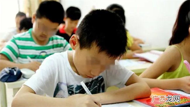 “双减”政策一出 孩子顿时笑花了脸 听到妈妈的话后直接变脸
