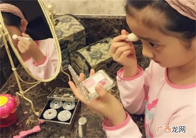 孩子过度追求“美”时 家长不妨告诉她：比起外貌 内在美更重要