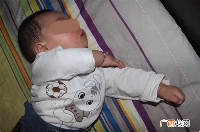孩子哄睡还是自主入睡 家长别太死板 “重心”在娃不在科学育儿
