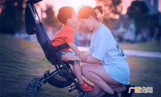 孩子哄睡还是自主入睡 家长别太死板 “重心”在娃不在科学育儿