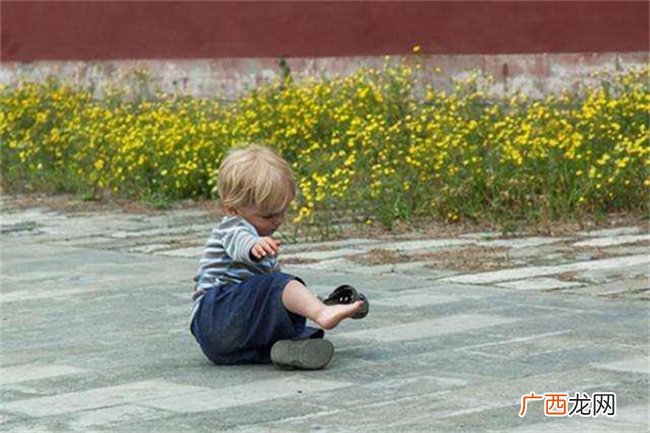 “孩子穿别人的旧鞋，怪不得会摔跤” 一位奶奶的话 惊醒宝妈