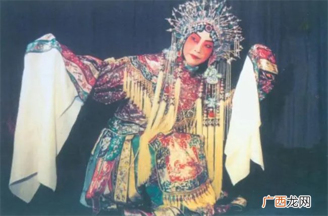 妈妈鼓励儿子独自沟通拍照：拥有这项特质 孩子才能不惧挑战