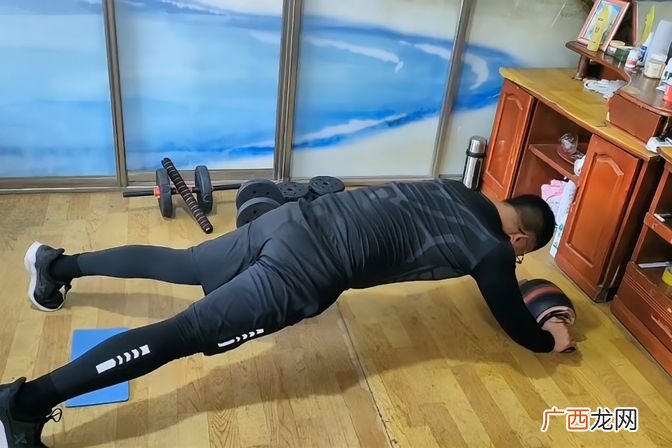 科学训练腹肌，做个锦鲤 健腹轮的正确锻炼方式