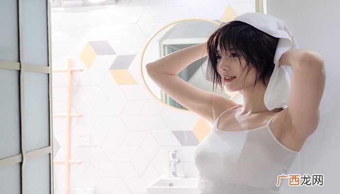 梦见自己一头短发