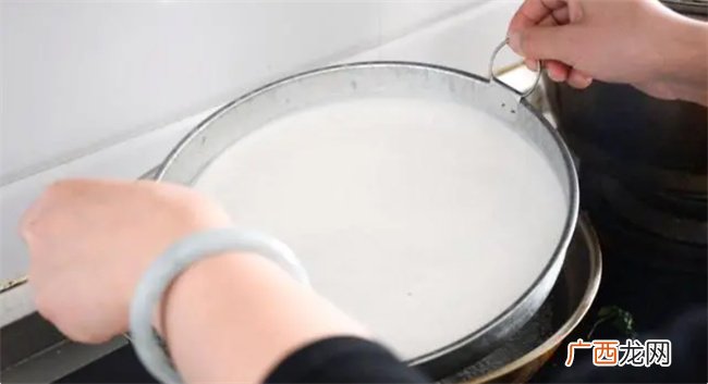 想吃凉皮不用买了 教你最传统的做法 柔软劲道真好